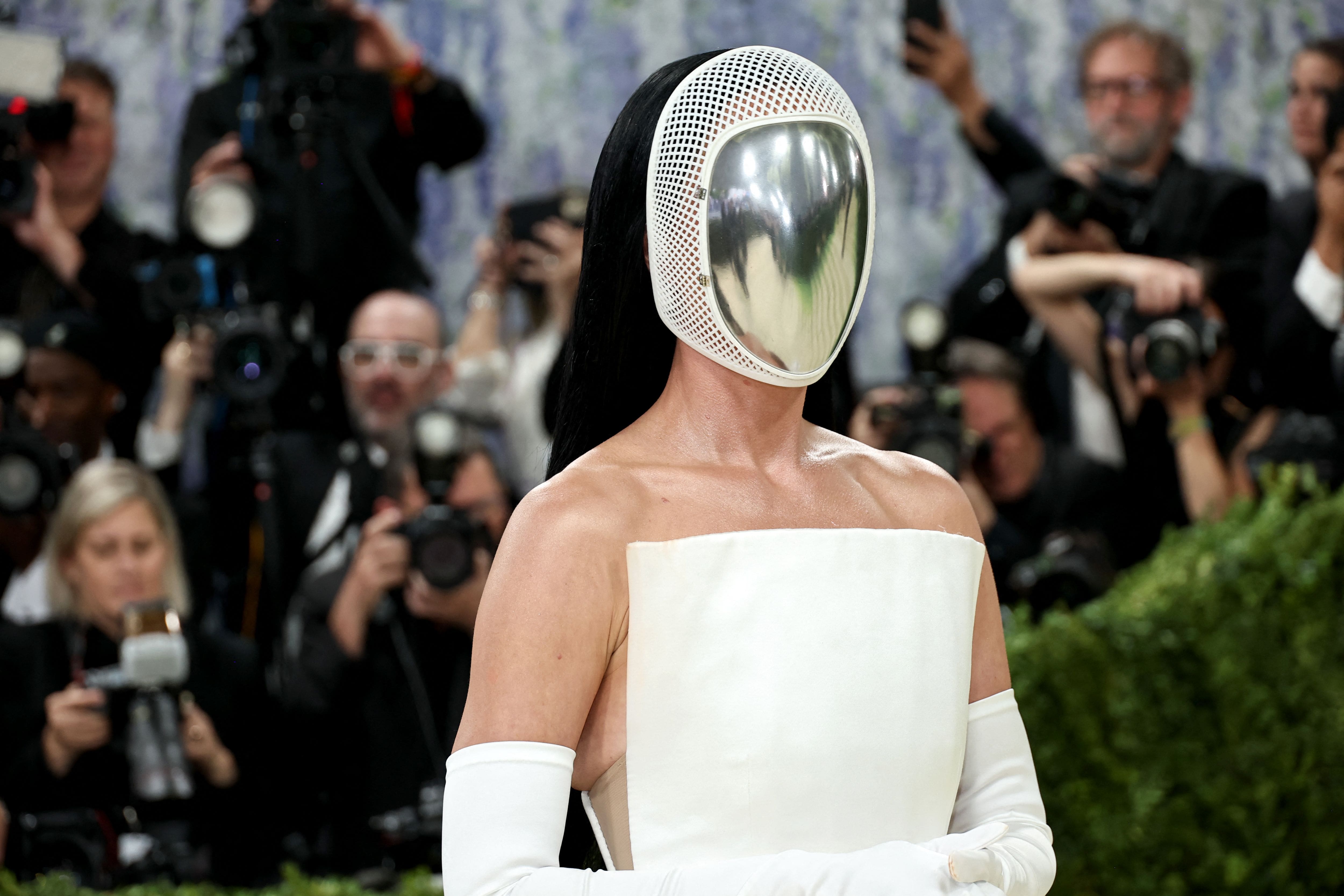 Image principale de l'article Katy Perry porte un mystérieux masque 