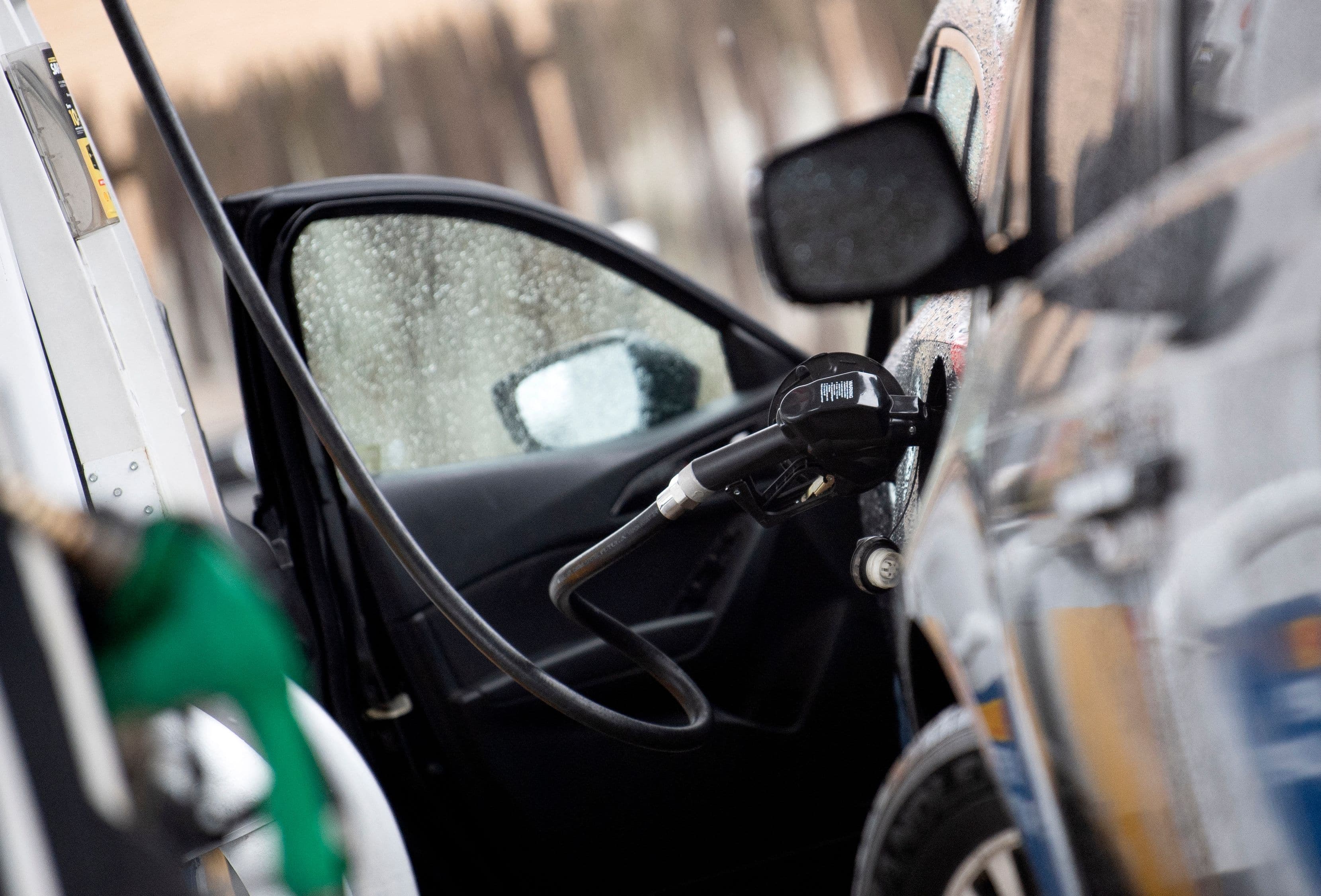 Envol&eacute;e du prix de l'essence: les raffineurs sans solution miracle