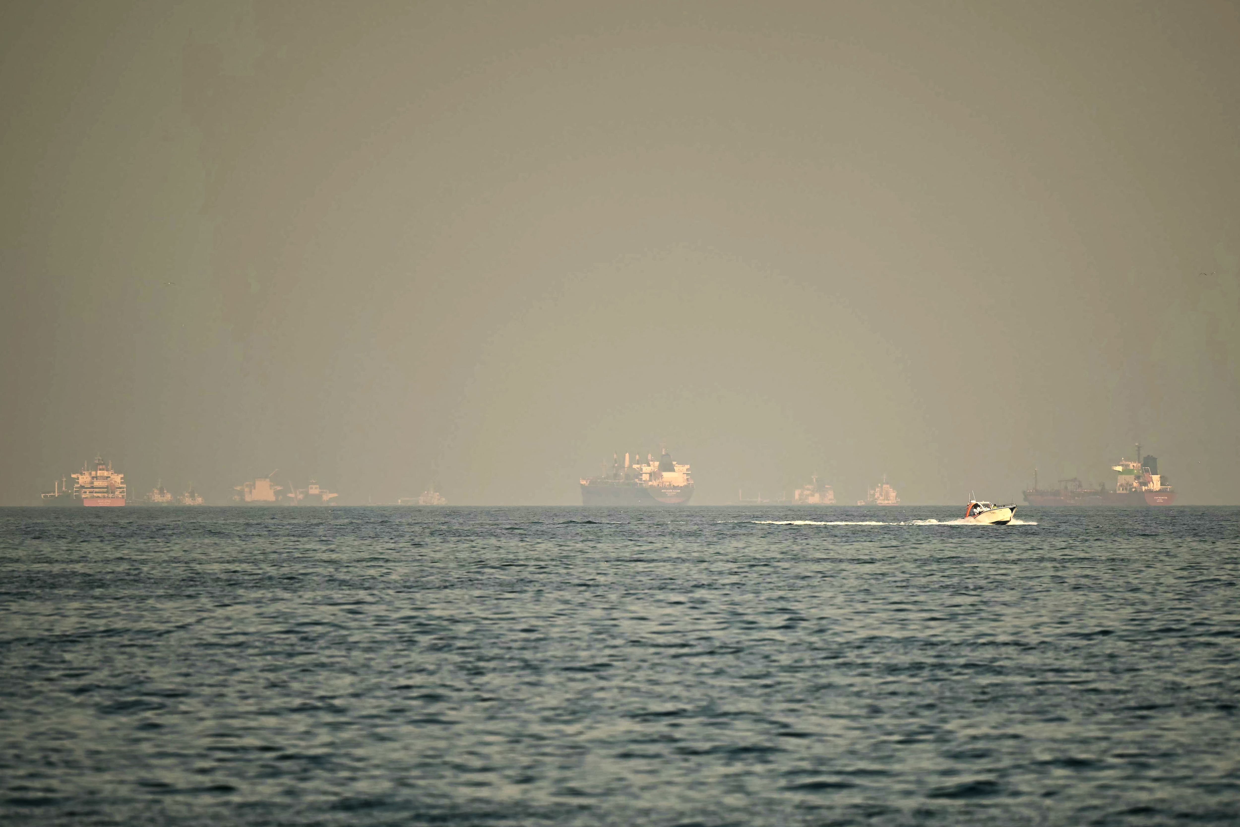 Un navire transitant par le d&eacute;troit d'Ormuz touch&eacute; par un &laquo;projectile inconnu&raquo;