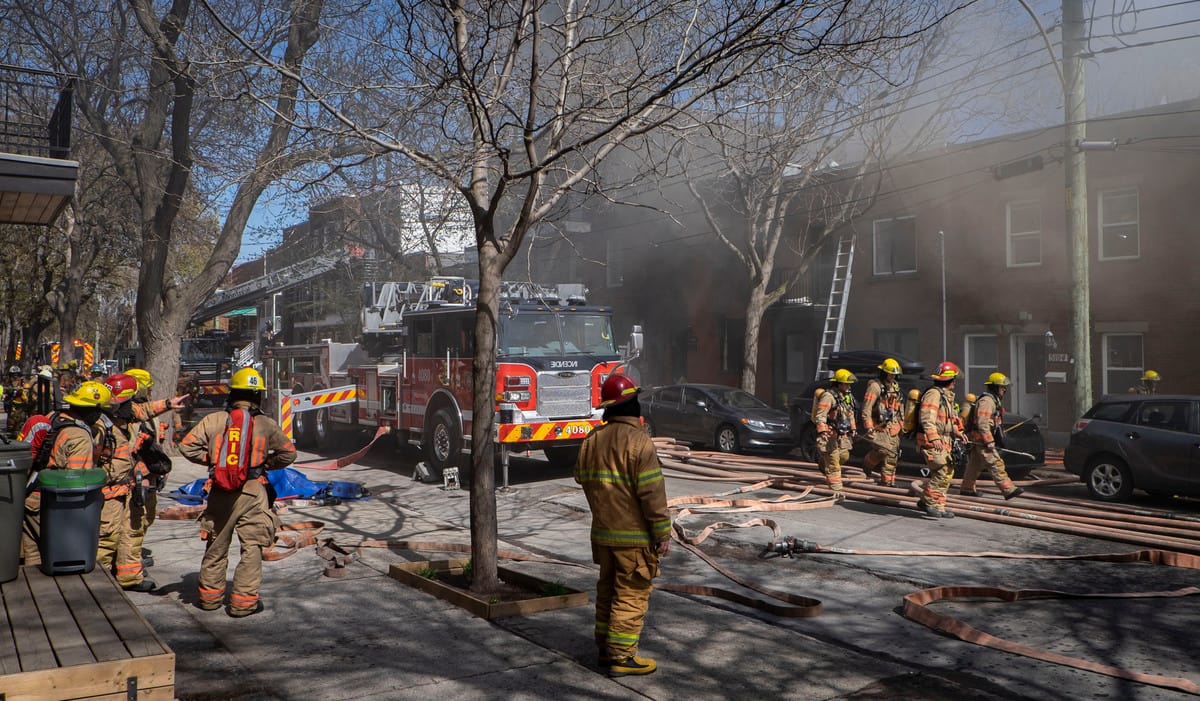 [EN IMAGES] 150 pompiers combattent un important incendie &agrave; Montr&eacute;al