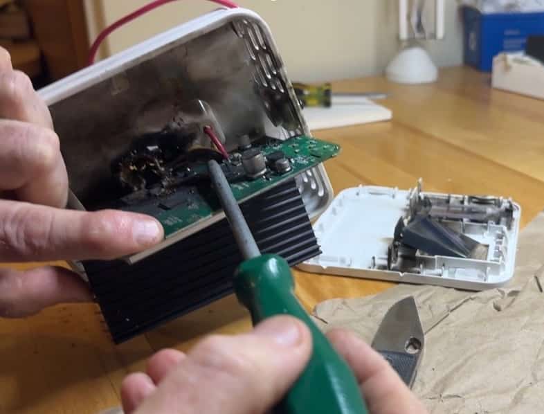 «Ce n’est pas du traçage thermique, c’est un début d’incendie»: appelez les pompiers si votre thermostat Hilo brûle, affirme un ingénieur électrique