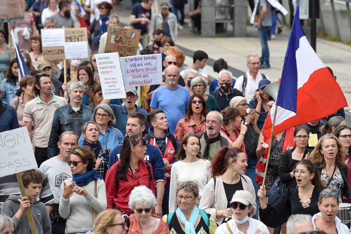 Plus de 40 000 manifestants contre le pass sanitaire en France