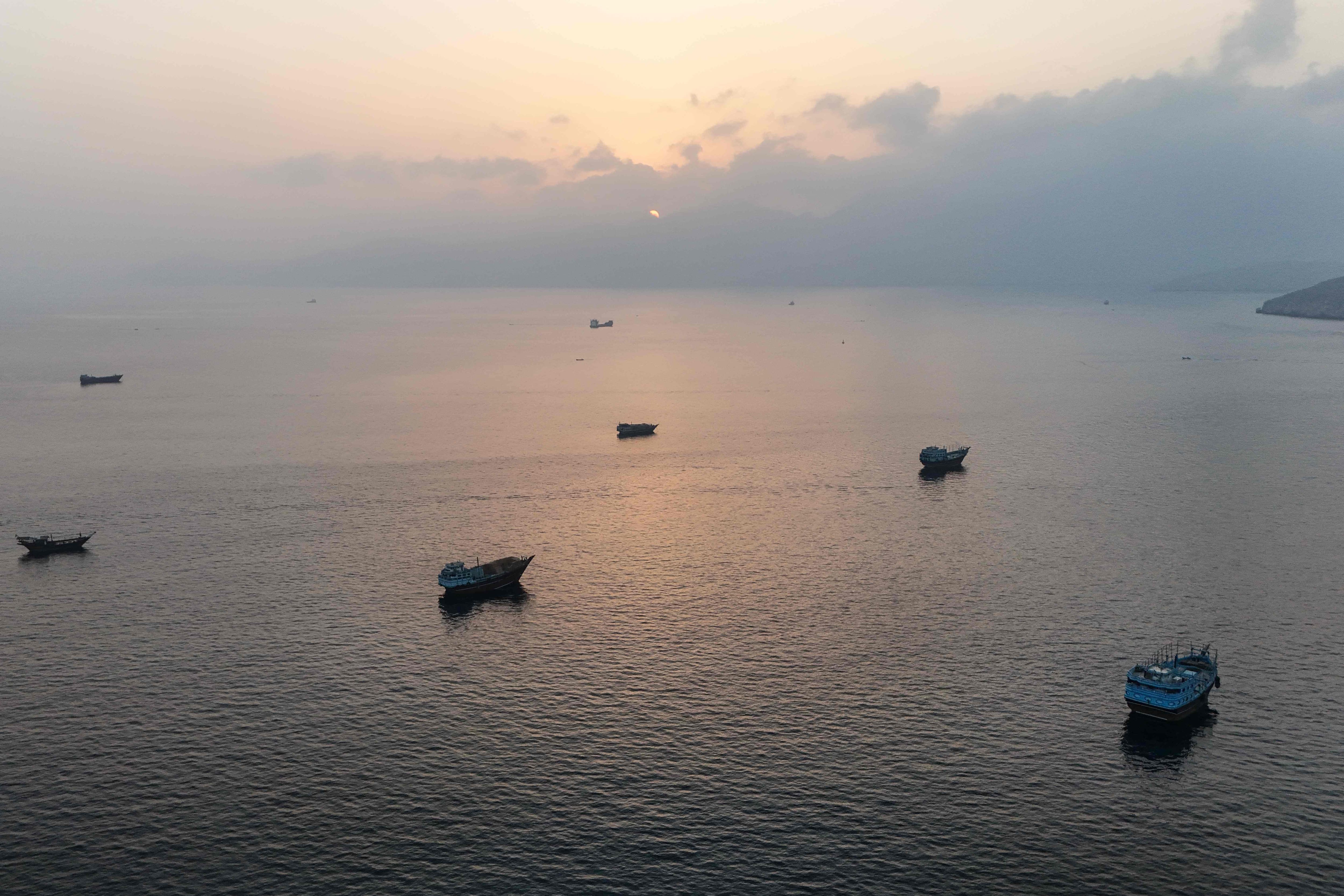 Des bateaux ancrés au large de la péninsule de Musandam, au nord d’Oman, près du détroit d’Ormuz, le 27 juin 2026. L'Iran a lancé des attaques contre des sites américains dans le Golfe en réponse aux frappes américaines sur le pays, ont indiqué les médias d'État le 27 juin, après que Washington eut accusé Téhéran d'avoir attaqué l'un de ses cargos dans le détroit d'Ormuz.