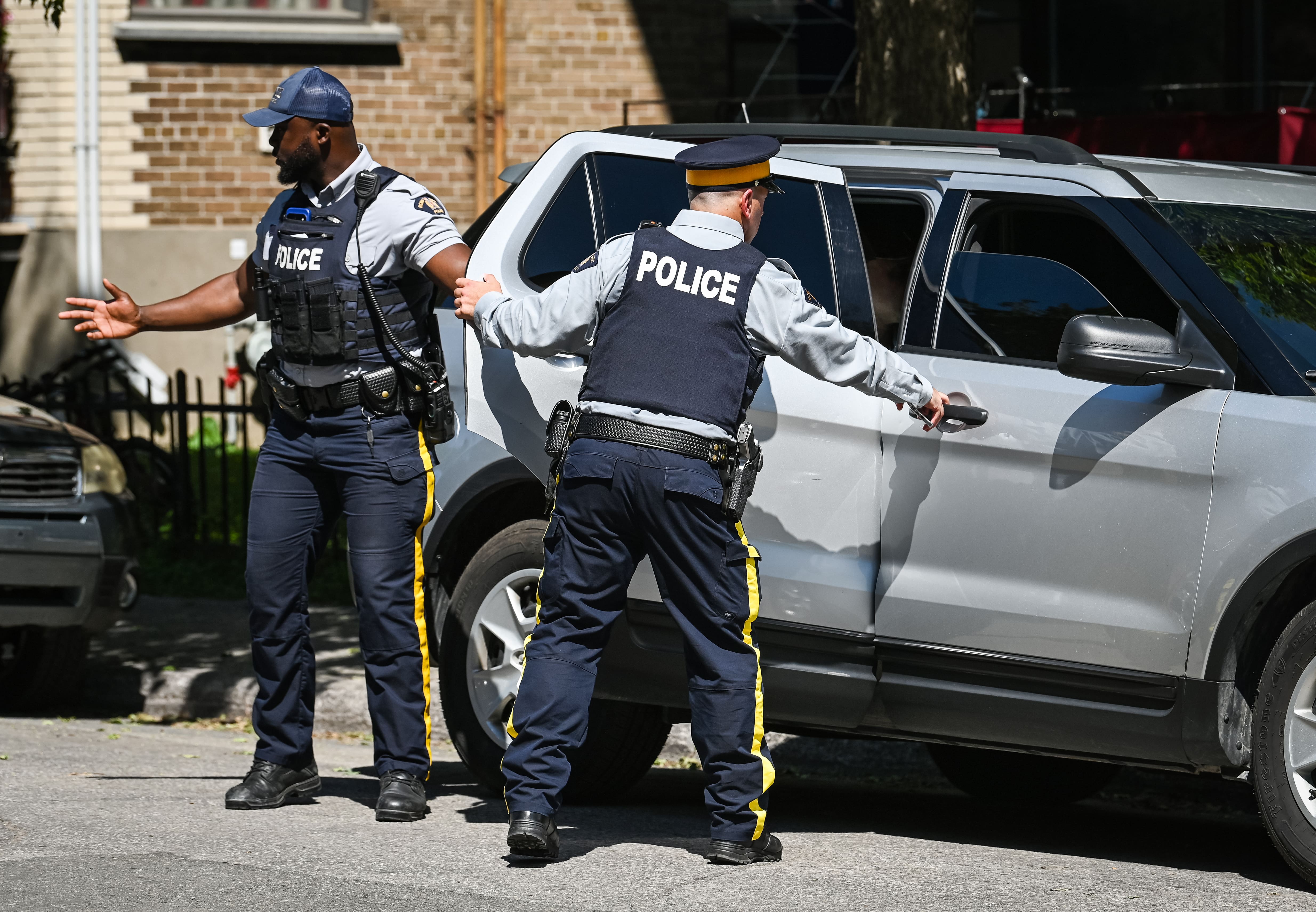 La Gendarmerie royale du Canada (GRC) est débarquée chez les parents du suspect, lourdement armée.