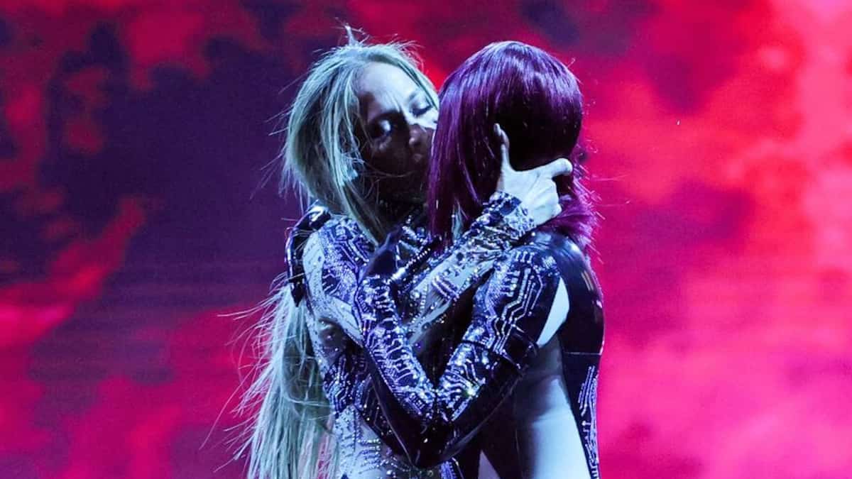 VIDEO - Jennifer Lopez embrasse passionnément deux de ses danseurs pendant sa performance aux American Music Awards et plusieurs fans s’insurgent