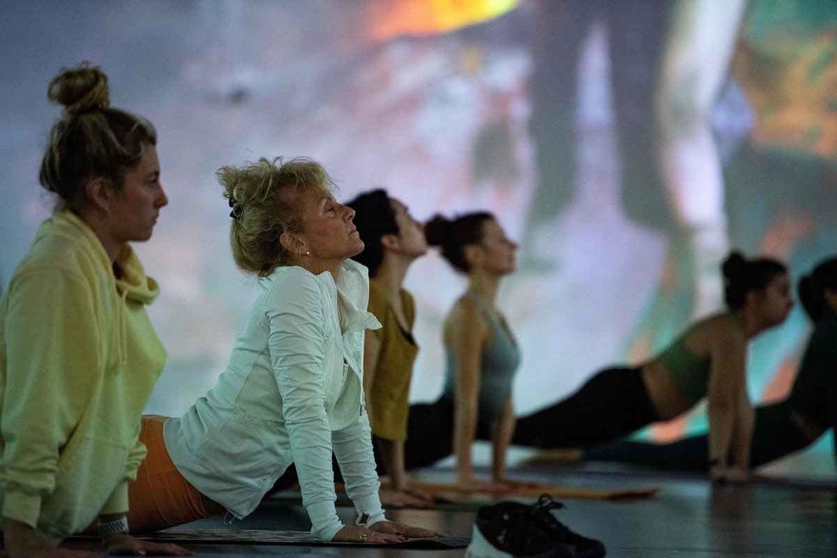 Le yoga pour apaiser les symptômes de la ménopause | TVA Nouvelles