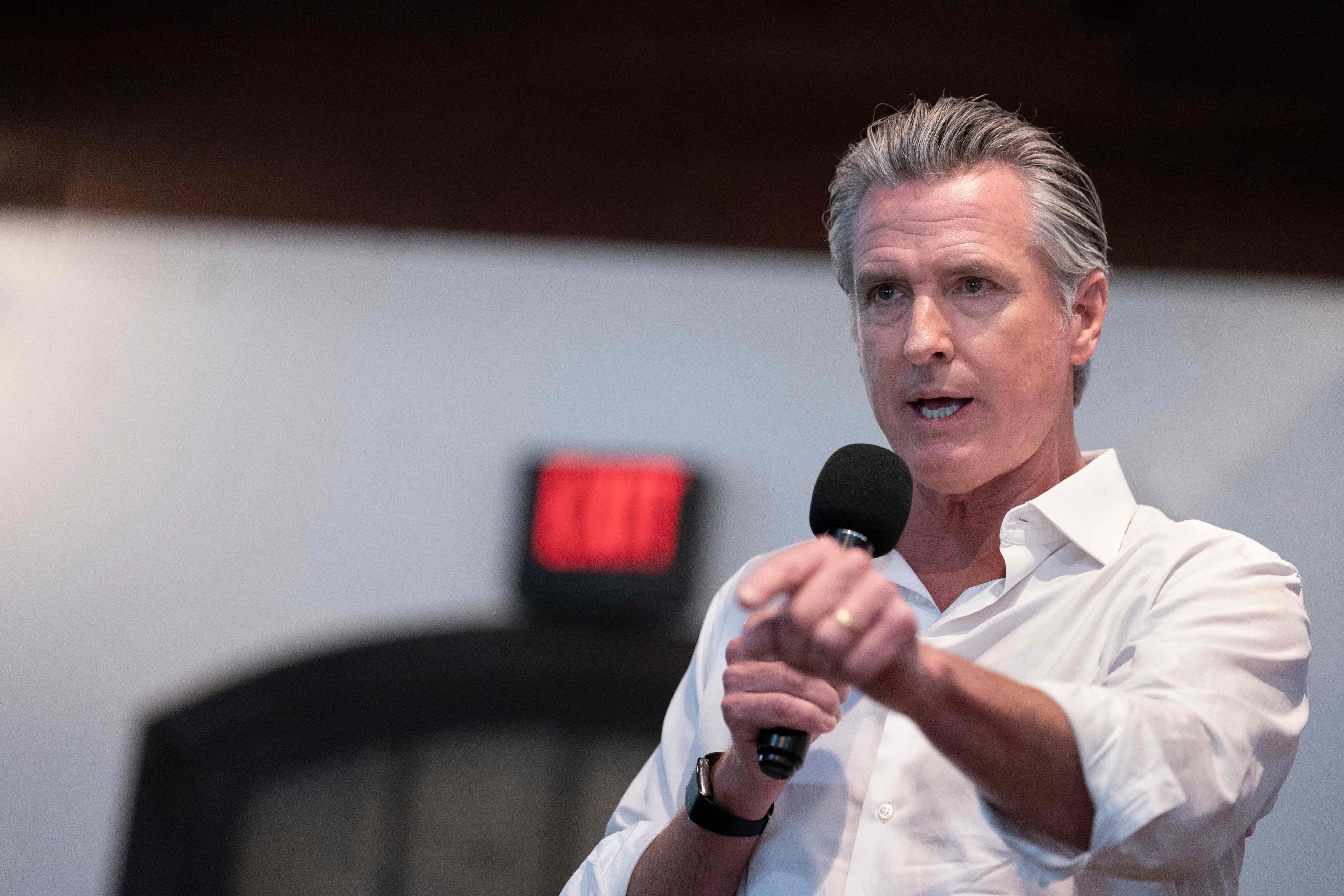 Gavin Newsom signe un décret pour imposer des mesures de sécurité à l'IA en Californie