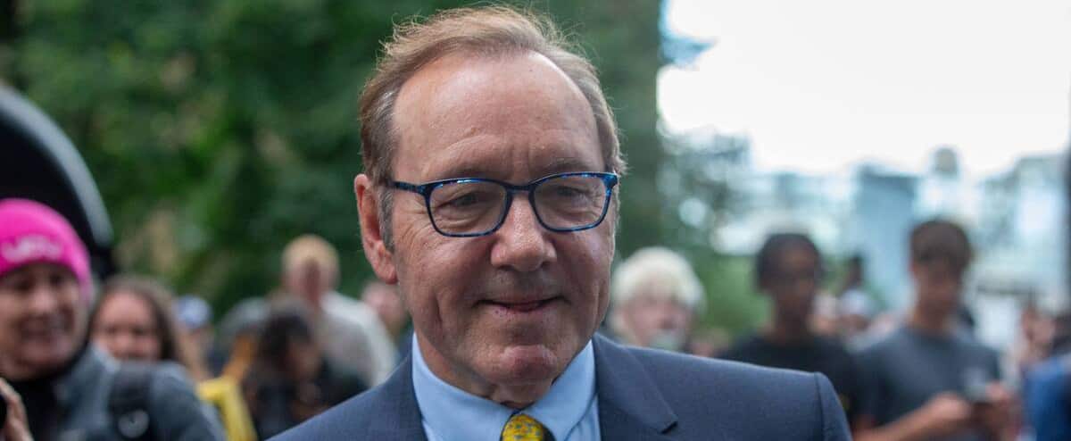 Les larmes aux yeux, Kevin Spacey blanchi d'agressions sexuelles à Londres