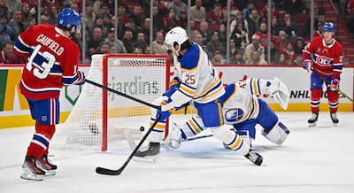 Mas de Cole Caufield em vantagem numérica enfrenta aux Sabres, em março de 2025.