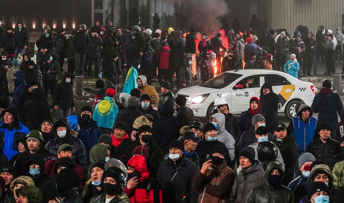 Des &laquo;dizaines&raquo; de manifestants tu&eacute;s par la police au Kazakhstan