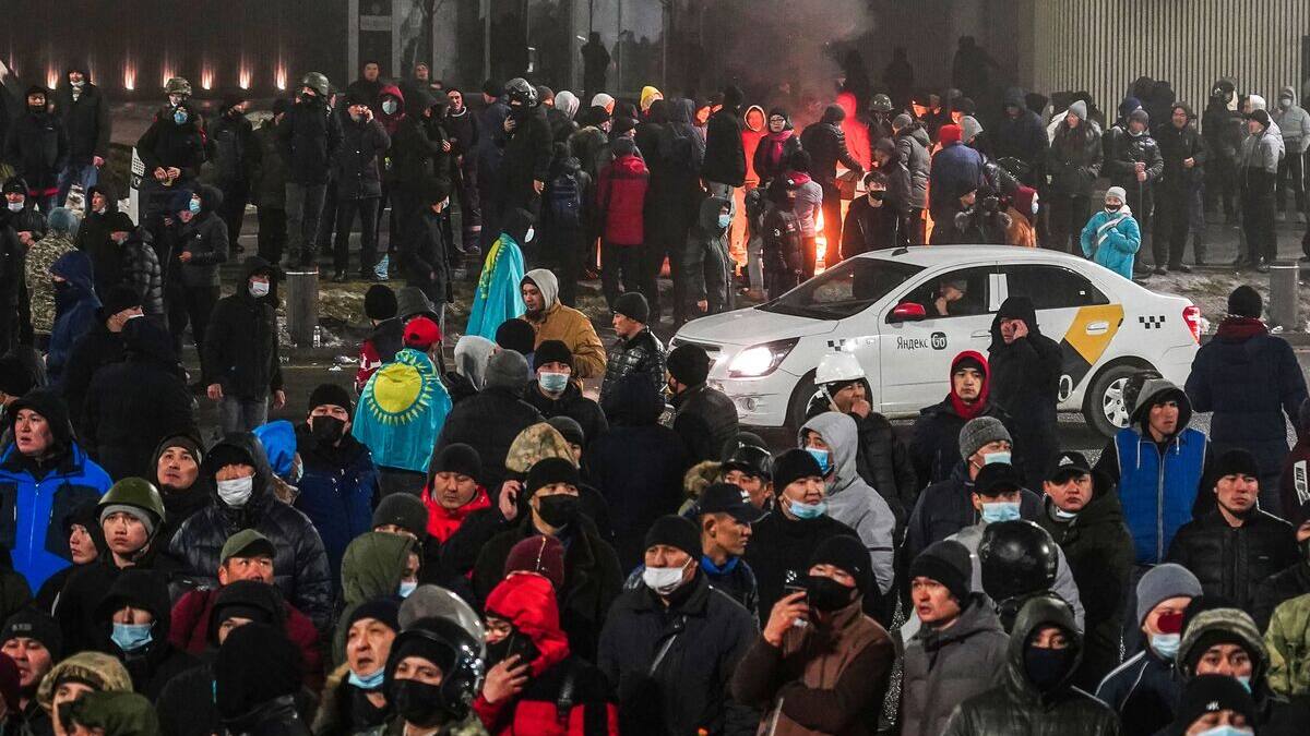 Des «dizaines» de manifestants tués par la police au Kazakhstan