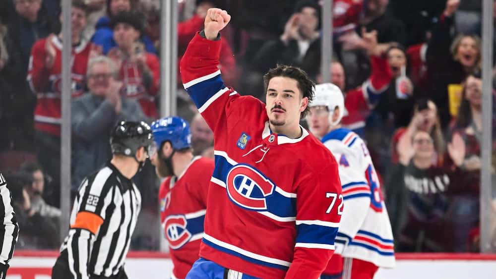 Arber Xhekaj attend Brady Tkachuk de pied ferme