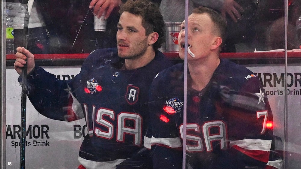 Trois bagarres en 9 secondes, les Tkachuk avaient planifié leur coup