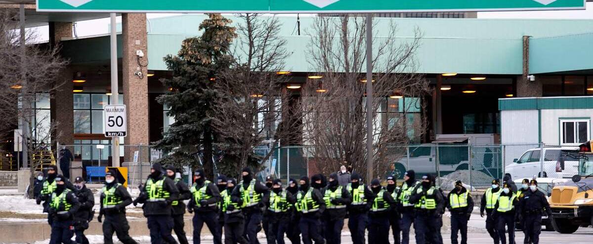 La police arrête les derniers manifestants au pont Ambassador
