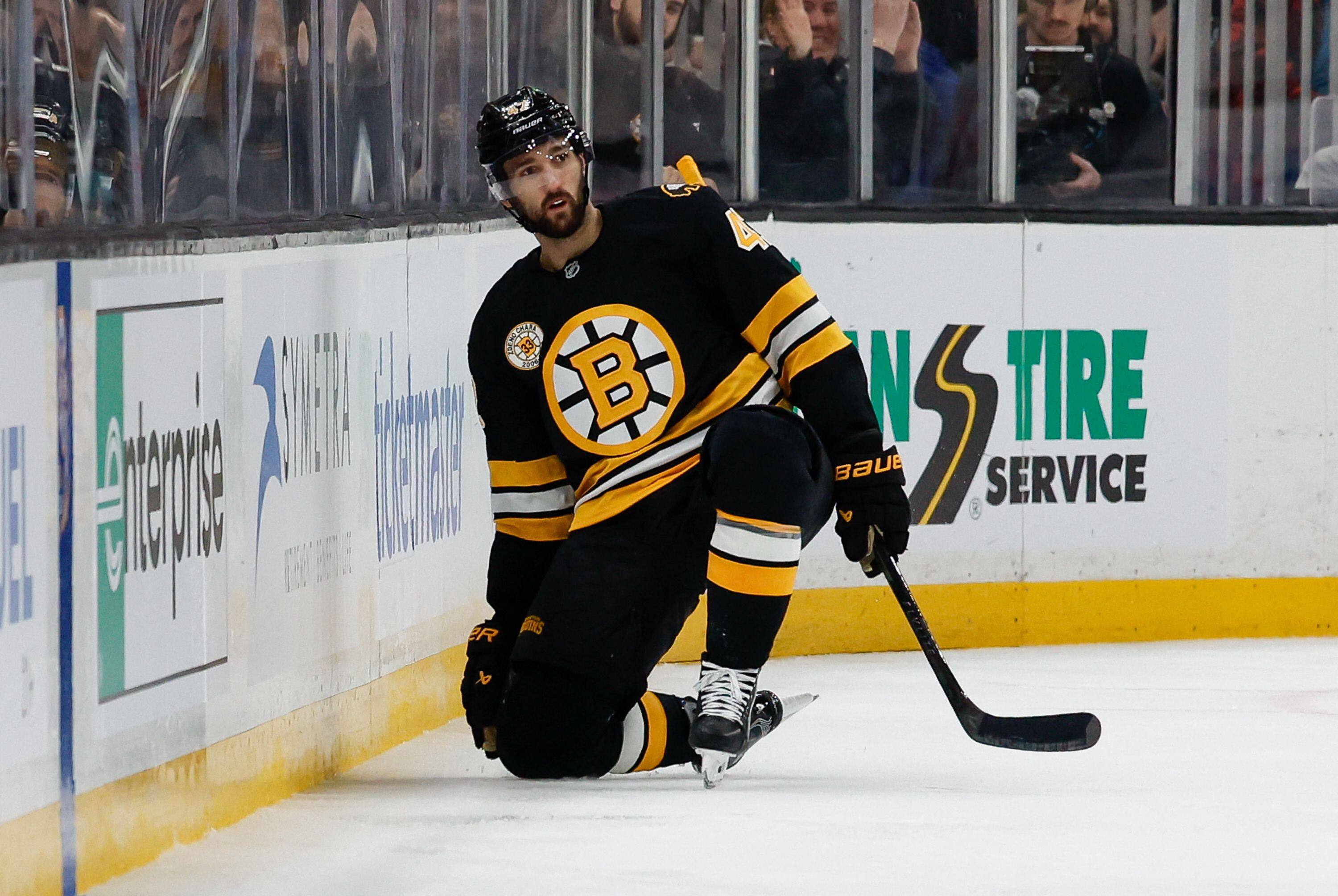 Mark Kastelic evoluiu para o trio quatrième perto dos Bruins de Boston.