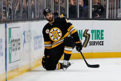 Mark Kastelic evoluiu para o trio quatrième perto dos Bruins de Boston.