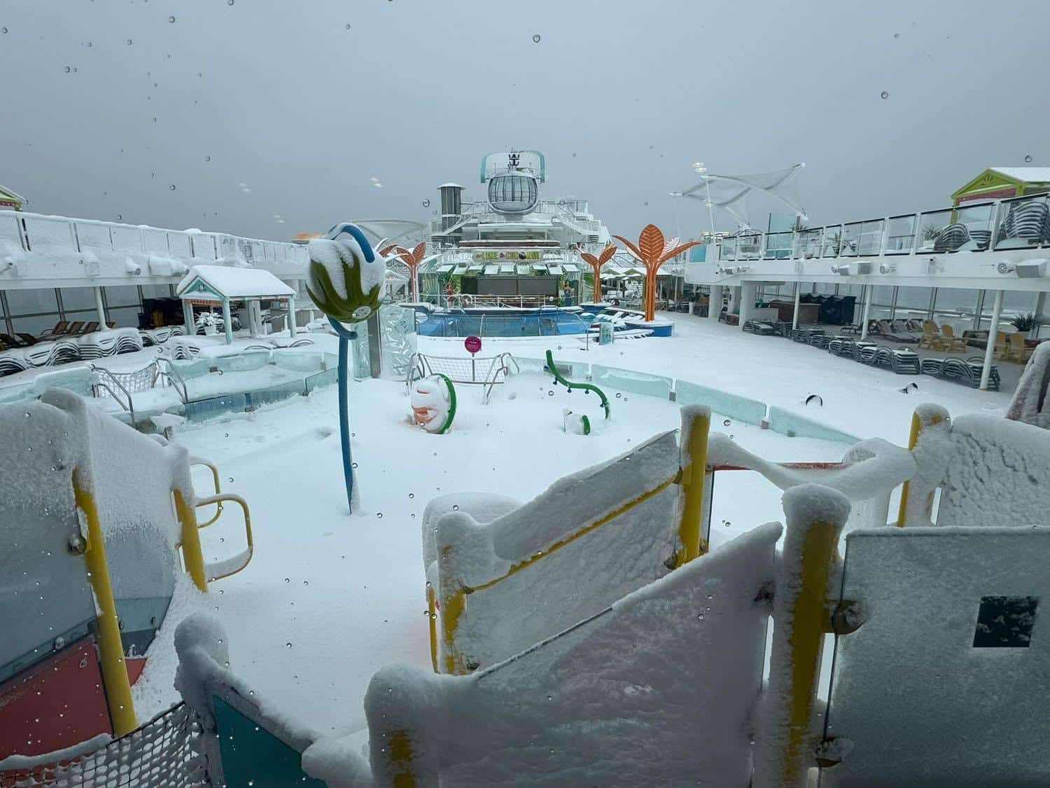 Destination... soleil? Une croisi&egrave;re de Royal Caribbean prise dans une temp&ecirc;te de neige