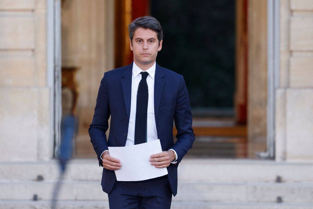 France: Macron demande &agrave; son premier ministre de rester pour &laquo;la stabilit&eacute; du pays&raquo;