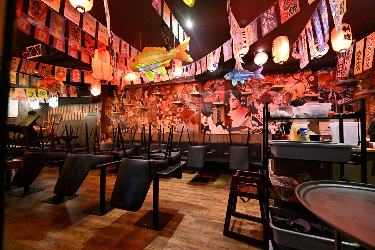 予防セクションの責任者であるケビン・フランクールと他の2人の警官は、クレセント・ストリートにあるレストランの発砲器が機能していないことに気づきました。