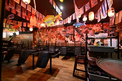 El jefe de la sección de prevención, Kevin Francoeur, y otros dos agentes notaron que el arma de fuego en un restaurante no funcionaba en Crescent Street.