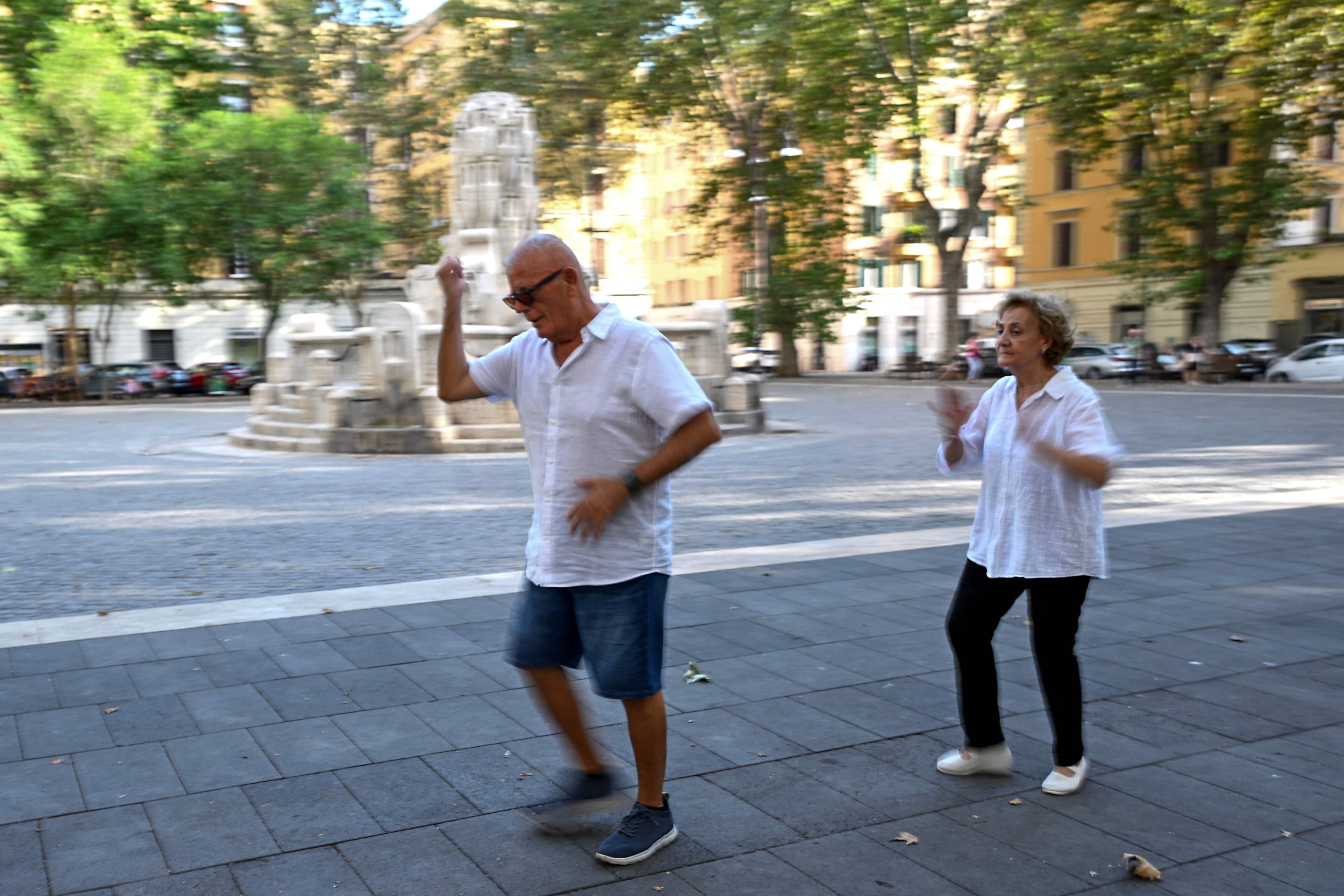 Un couple senior devient viral en dansant sur «Beat It» à Rome