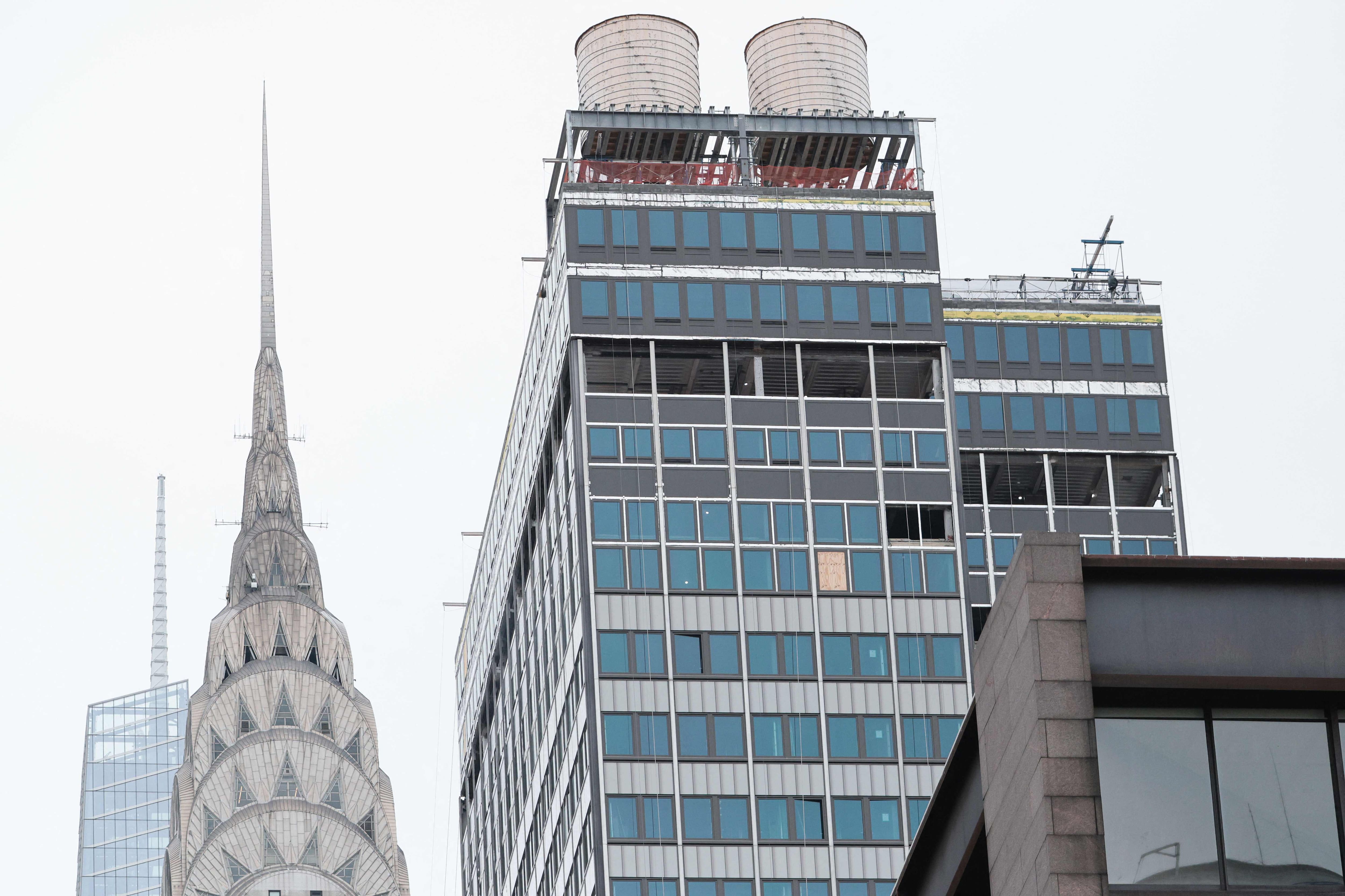 Bricks fall from a 37-story building: several buildings evacuated in New York