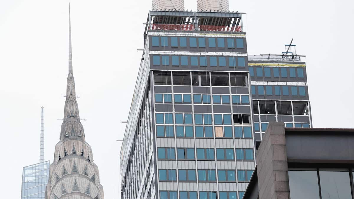 Bricks fall from a 37-story building: several buildings evacuated in New York Bricks fall from a 37-story building: several buildings evacuated in New York
