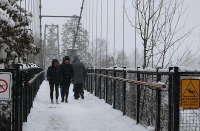 Los visitantes desafiaron la tormenta en el Parc de la Chute-Montmorency, en Quebec, para llegar a los senderos que conducen al puente colgante.