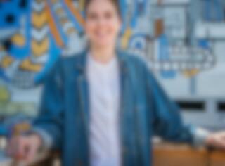 Elle blague à propos de la fuite d’information