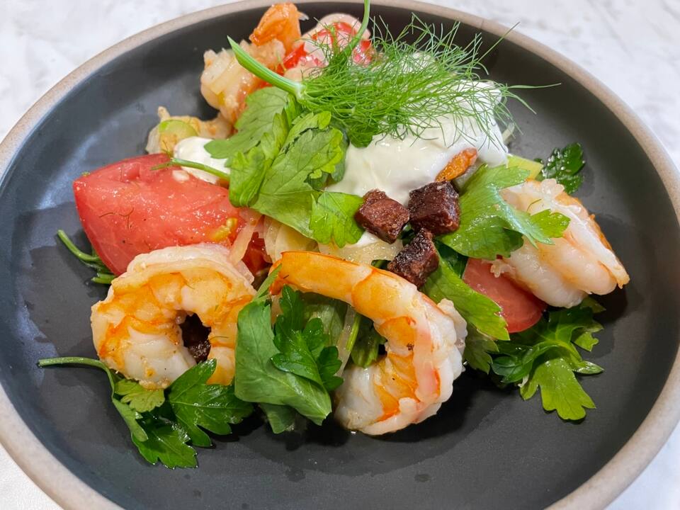 Salade tiède estivale aux crevettes épicées