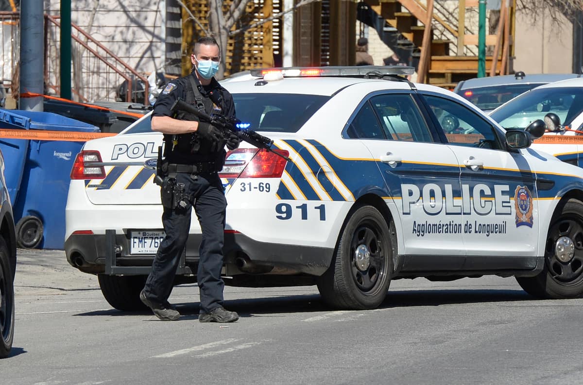 En Images La Police Ouvre Le Feu En Direction D Un Homme Arme A Longueuil Tva Nouvelles