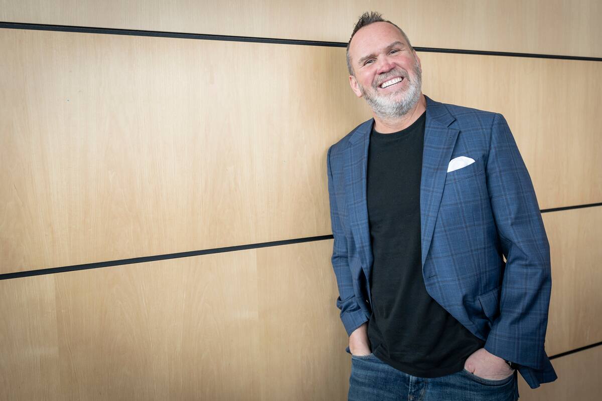 Il invite des gens à venir avec lui et son fils