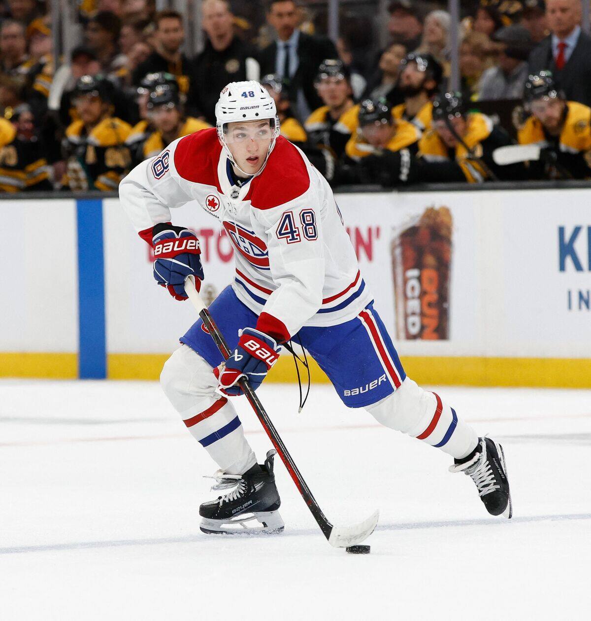 La LNH donne une autre aide &agrave; Lane Hutson... et un record