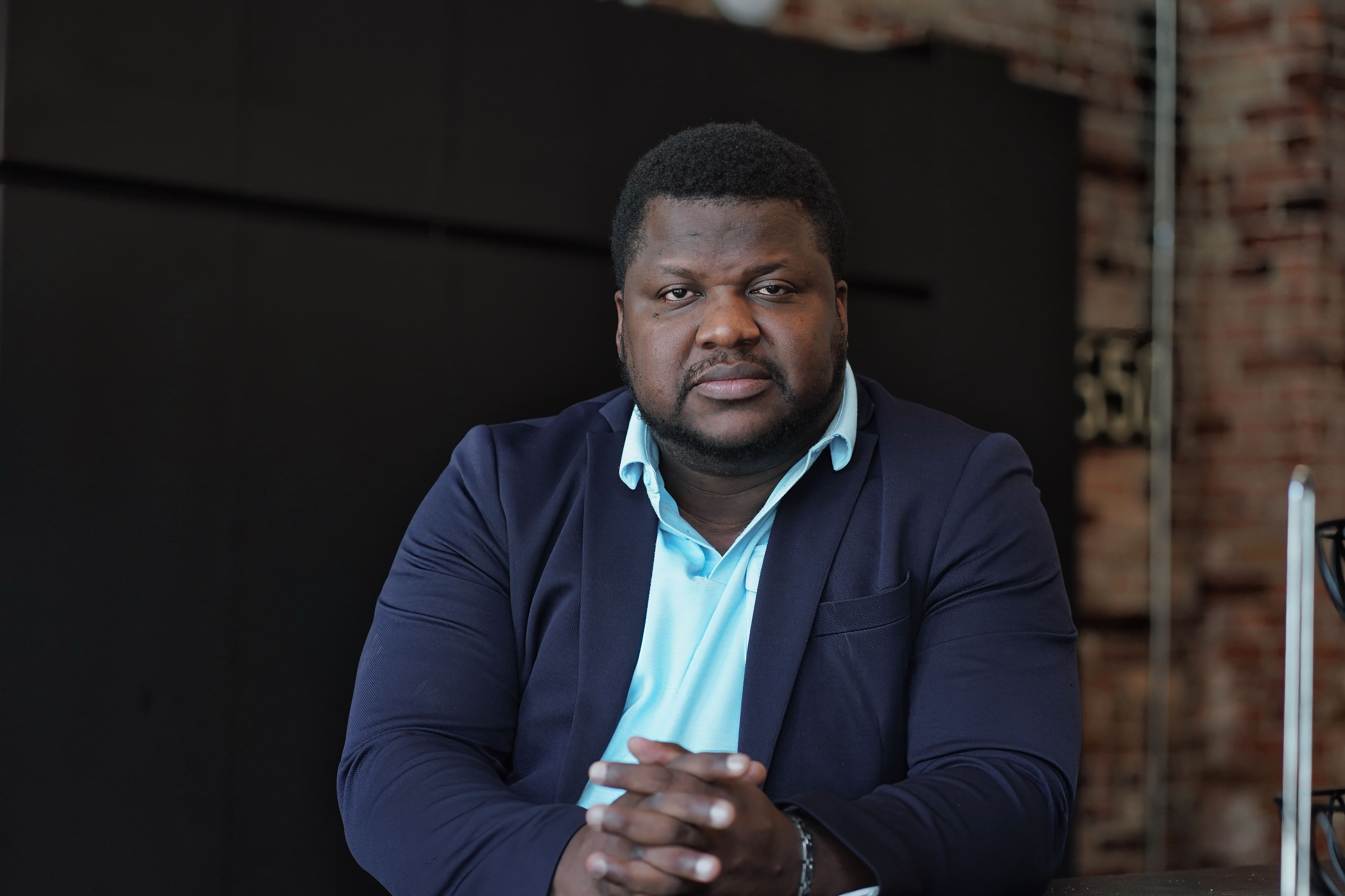 Accusé d’avoir écrit son roman avec l’IA : l’écrivain québécois Thélyson Orélien se défend et se dit victime de racisme