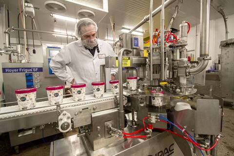 Un employé dans une usine de Top Glaciers qui supervise la production de la crème glacée Bilboquet