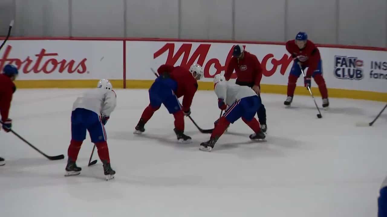 Du monde à la messe à Brossard: avec seulement trois absents, les joueurs du CH organisent un match improvisé