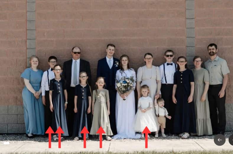 La famille Doerksen lors du mariage de Nancy Doerksen deux semaines avant l’accident qui a coûté la vie à (de gauche à droite) Peter, 12 ans, Helena, 10 ans, Sara, 8 ans, Maggie, 6 ans, et Susy, 4 ans, le 12 juin 2026 en Ontario.