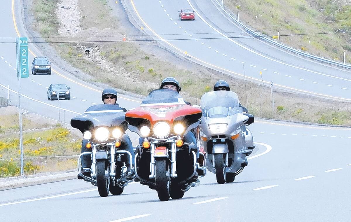 Bilan routier &laquo;catastrophique&raquo;: Bonnardel songe &agrave; serrer la vis aux motocyclistes