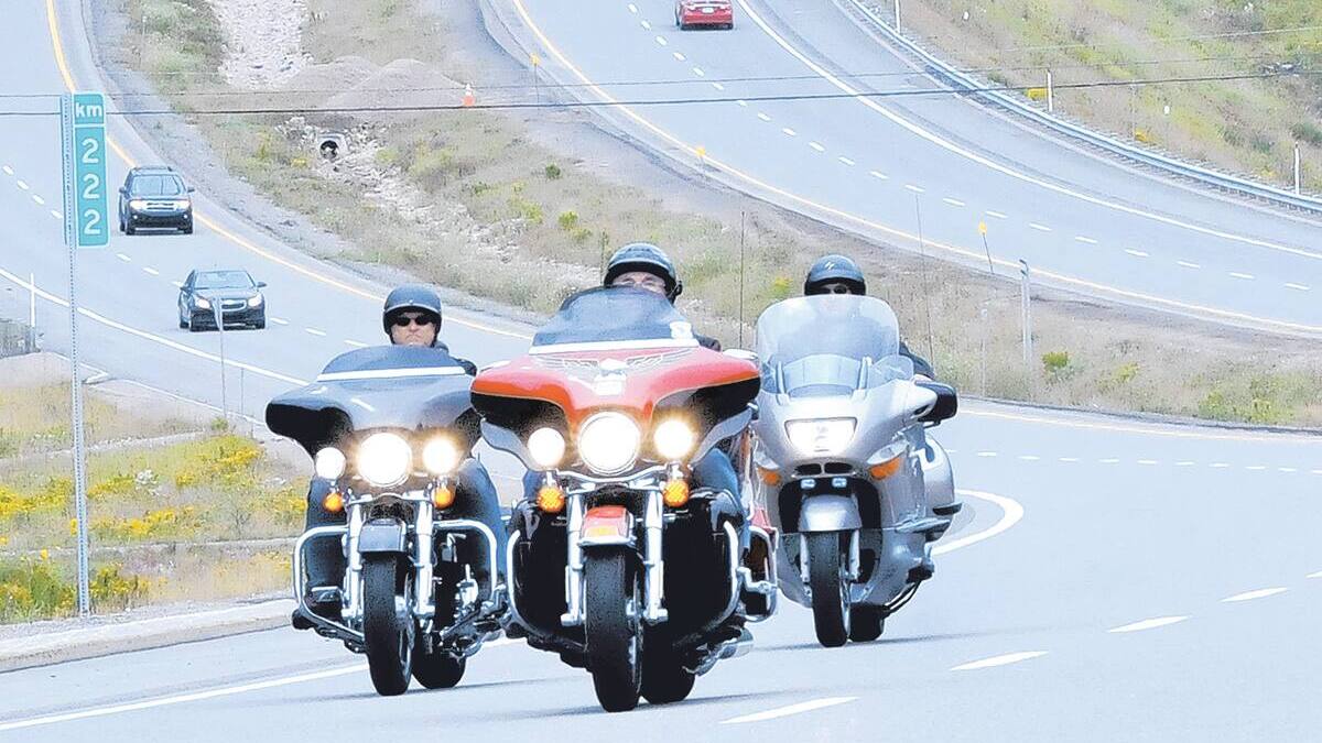 Bilan routier «catastrophique»: Bonnardel songe à serrer la vis aux motocyclistes