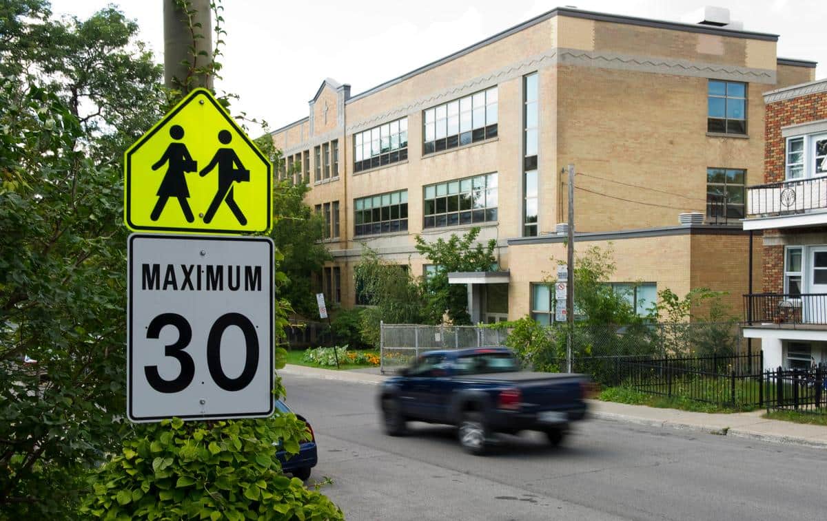 «Ralentissez, c’est la rentrée»: une surveillance accrue de la SQ aux abords des zones scolaires