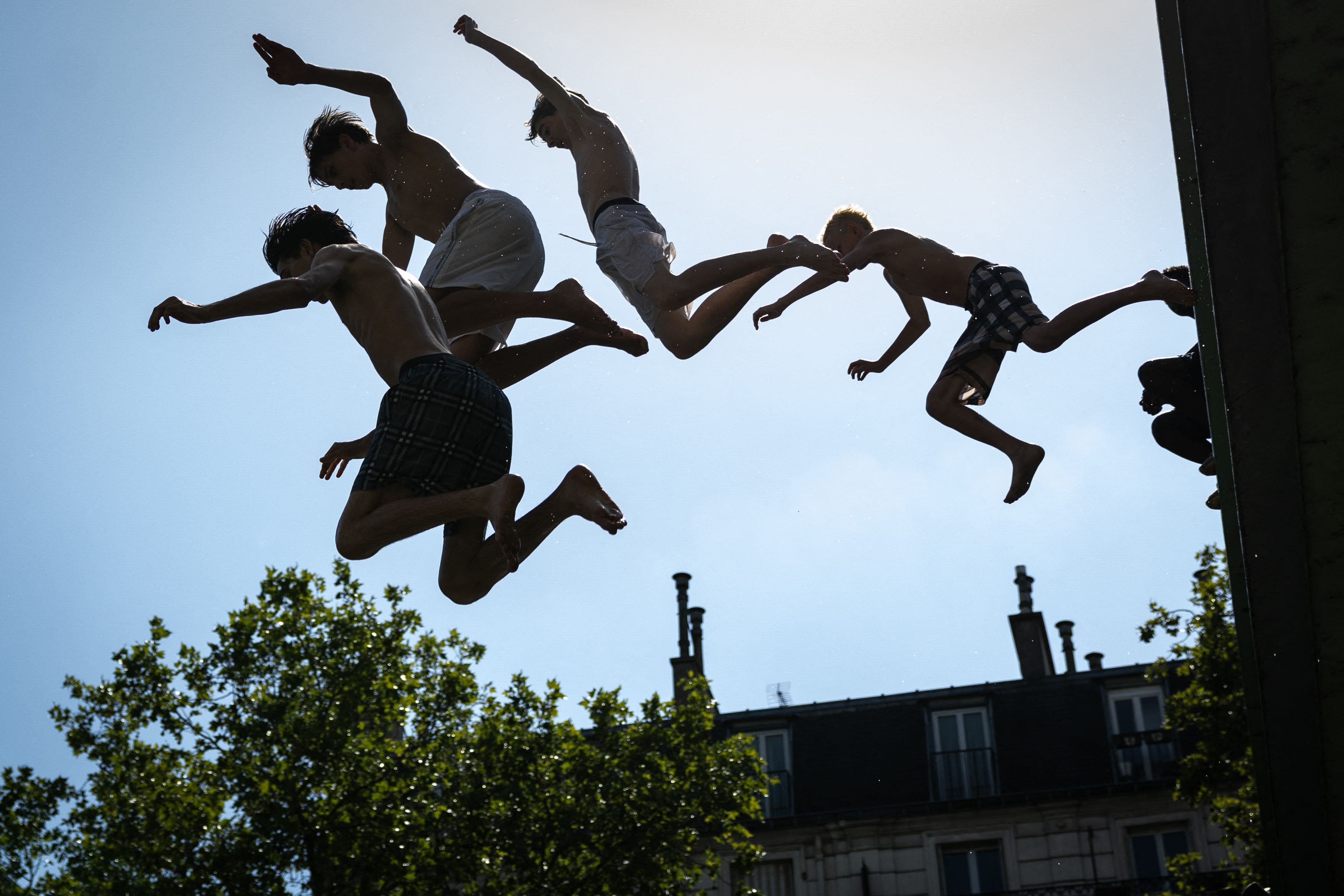 Canicule: à Paris, la Marche des fiertés reportée, celle de Budapest maintenue
