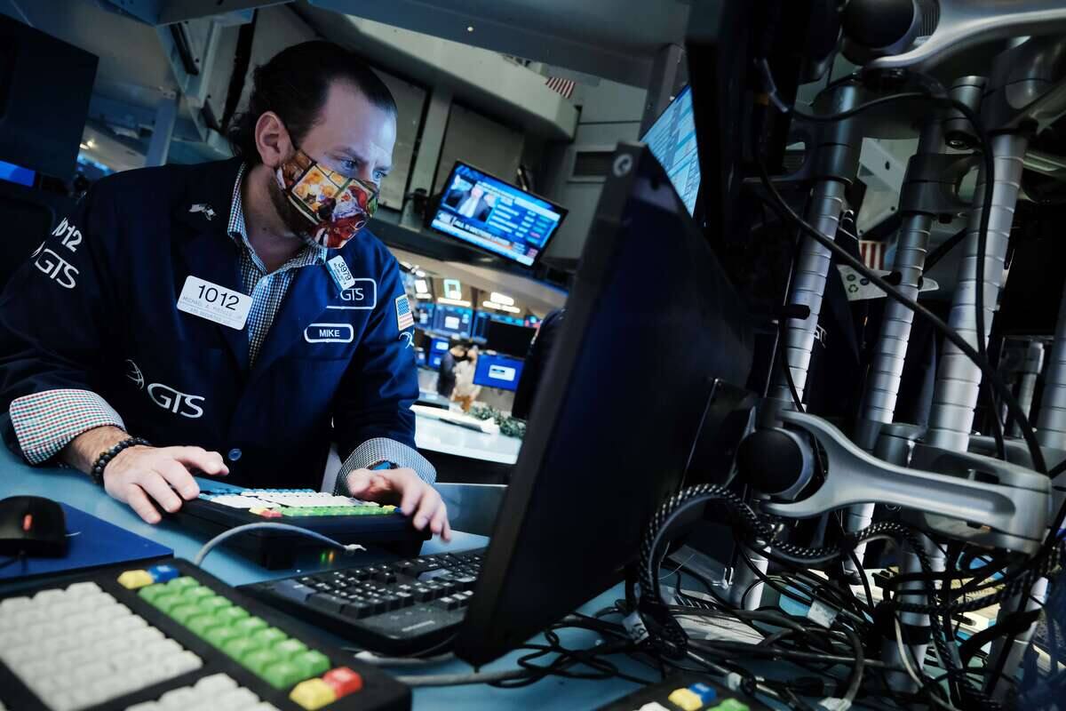 Wall Street cl&ocirc;t une ann&eacute;e faste en repli sur une note calme