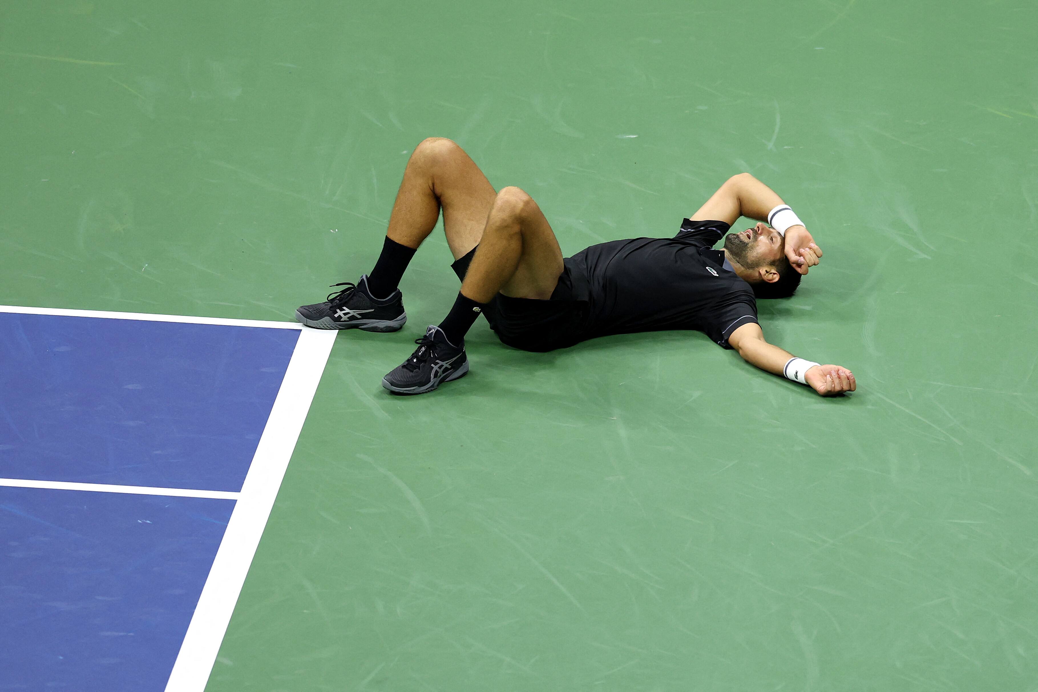 Novak Djokovic a dû s’allonger sur le terrain pendant son match de premier tour à New York, pris de crampes.