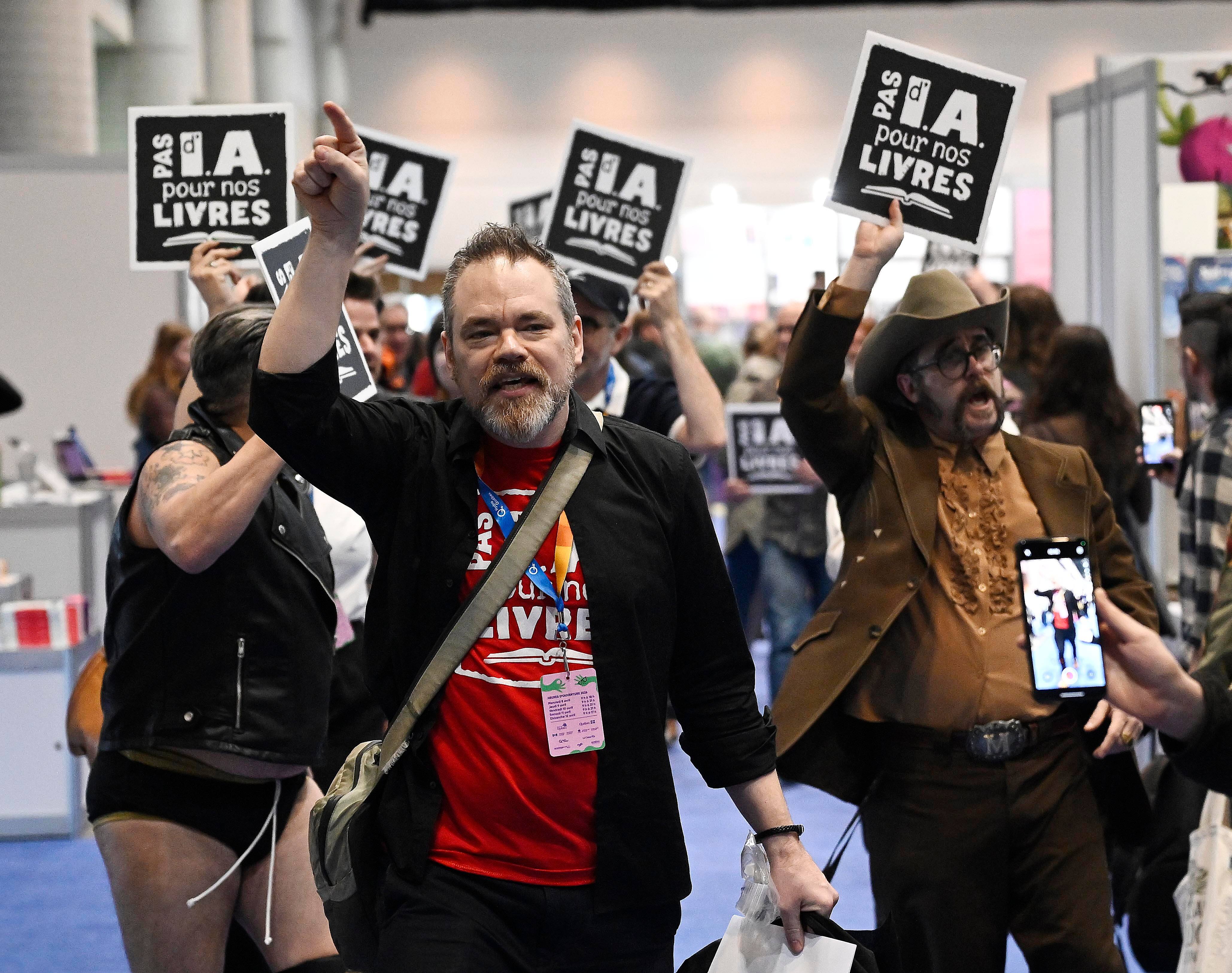 « Pas d’IA dans nos livres »: auteurs et illustrateurs manifestent contre l&rsquo;IA au Salon international du livre de Québec