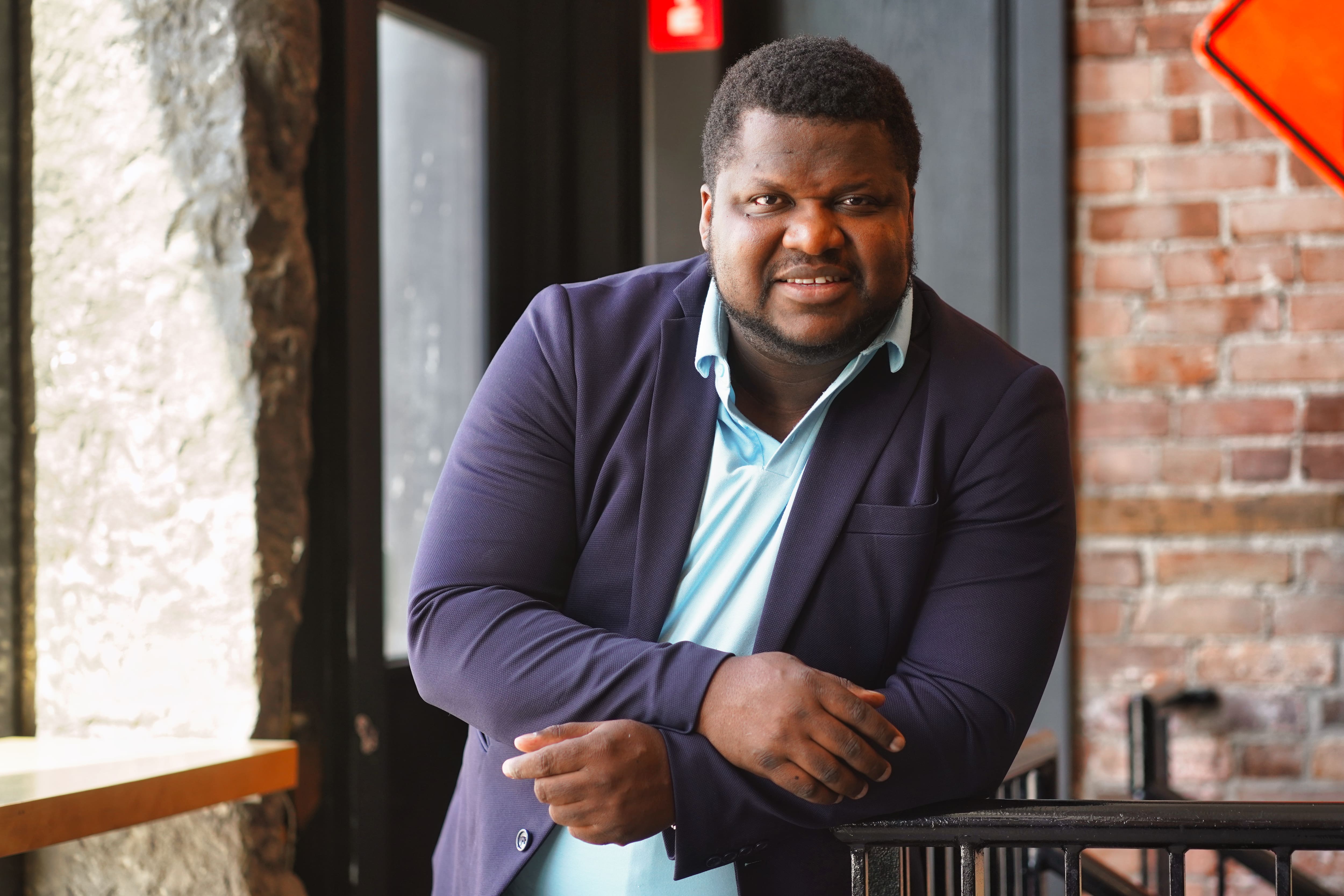 Un engouement international pour le bouleversant premier roman portant sur l&rsquo;immigration de Thélyson Orélien: «C’était ça ou mourir»