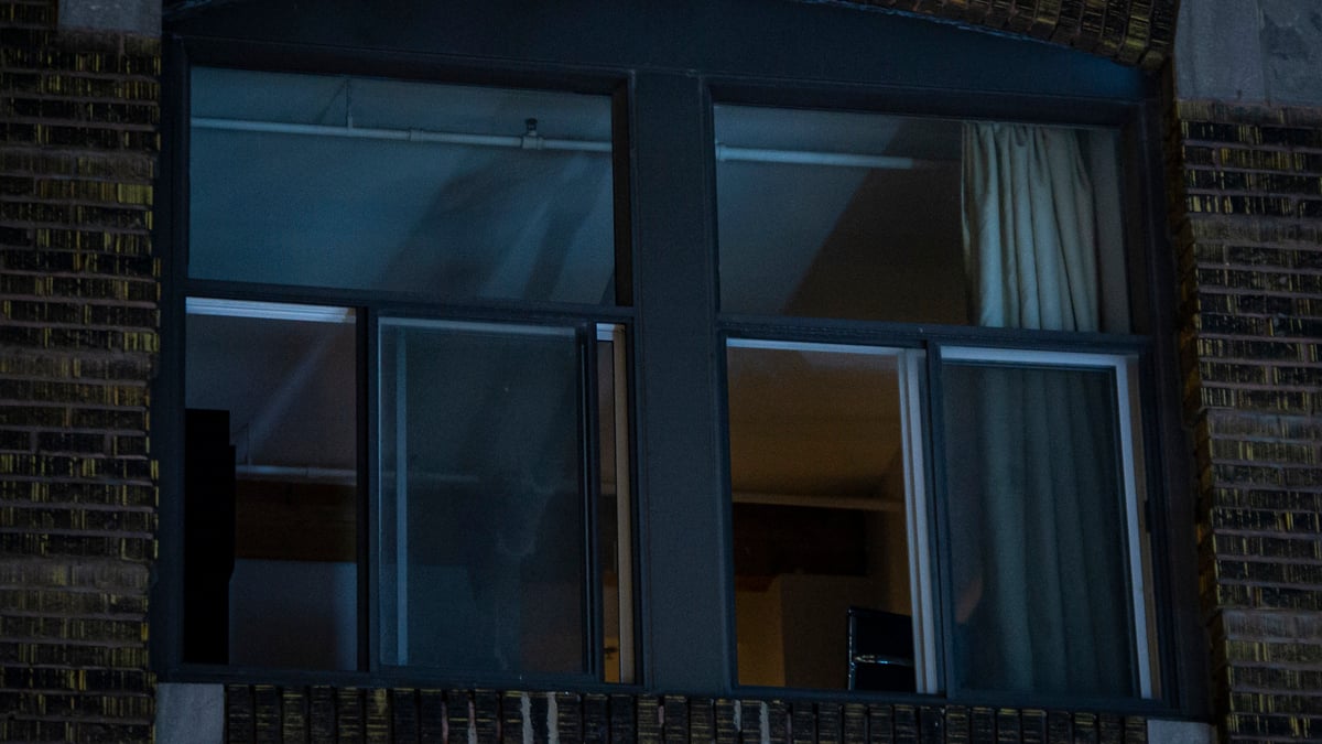 Montréal: un homme chute du troisième étage lors d’une perquisition par la police