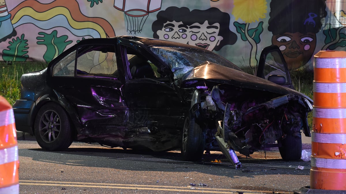 Le moteur éjecté sur la chaussée: un automobiliste de 18 ans grièvement blessé dans une violente collision à Montréal