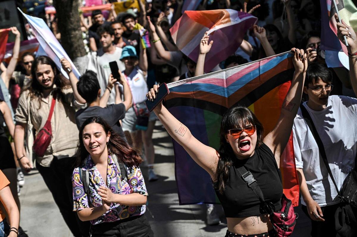 Turquie: marche des fiert&eacute;s &eacute;clair &agrave; Istanbul, une dizaine d&rsquo;arrestations