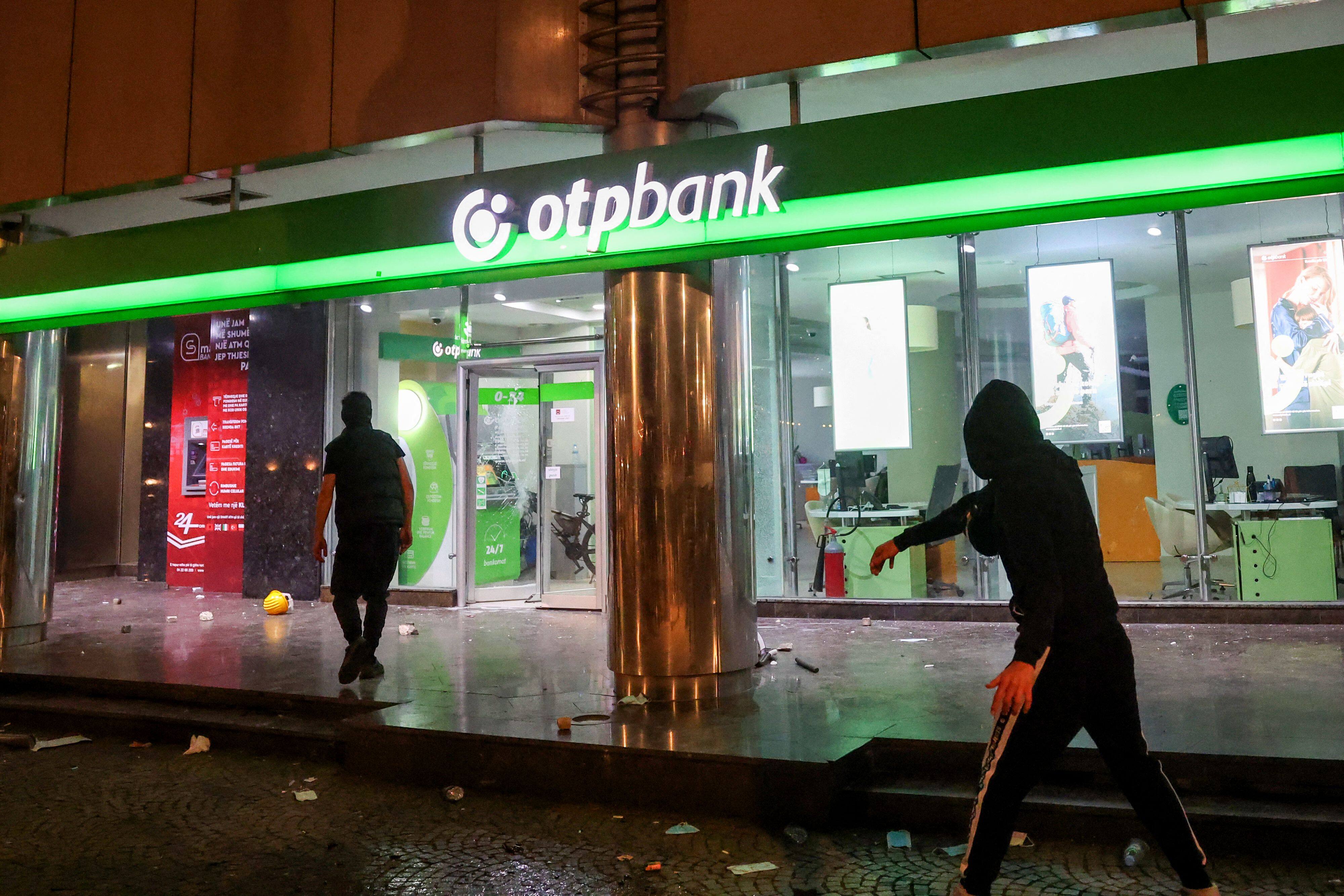 Un groupe de manifestants vandalise une banque lors d'affrontements avec la police antiémeute dans le centre de Tirana, en Albanie, le 14 octobre 2026.