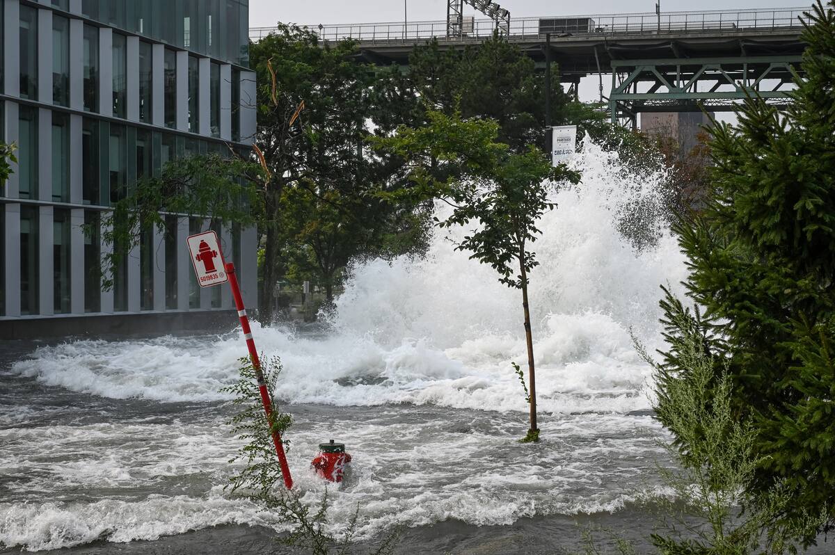 Fuite d&rsquo;eau &agrave; Montr&eacute;al: la r&eacute;paration de l&rsquo;aqueduc va prendre &laquo;des semaines&raquo;